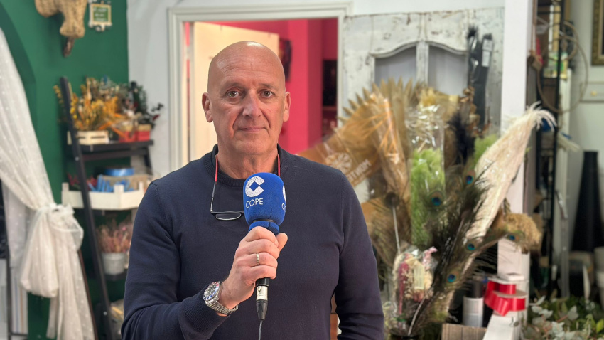 Miguel, dueño del taller de flores 'Verde y en botella'