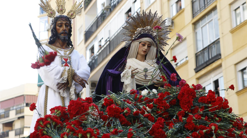 Vista de las imágenes de Jesús Cautivo y la Virgen de la Trinidad, durante su traslado al Hospital Civil de Málaga, hoy Sábado de Pasión