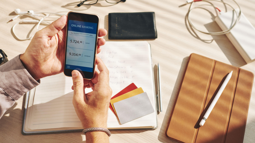 Un hombre comprueba el saldo del banco desde el teléfono