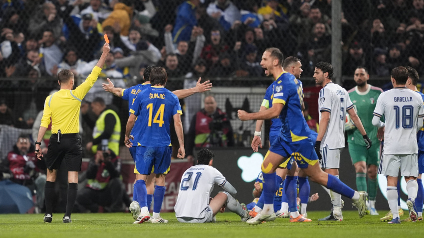 Momento exacto en el que Alessandro Bastoni es expulsado en el Bosnia - Italia