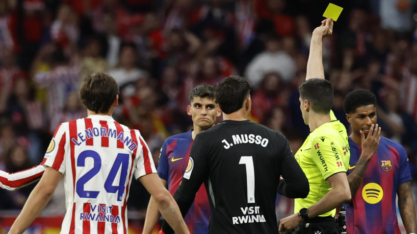 Busquets Ferrer enseña la amarilla a Gerard Martín