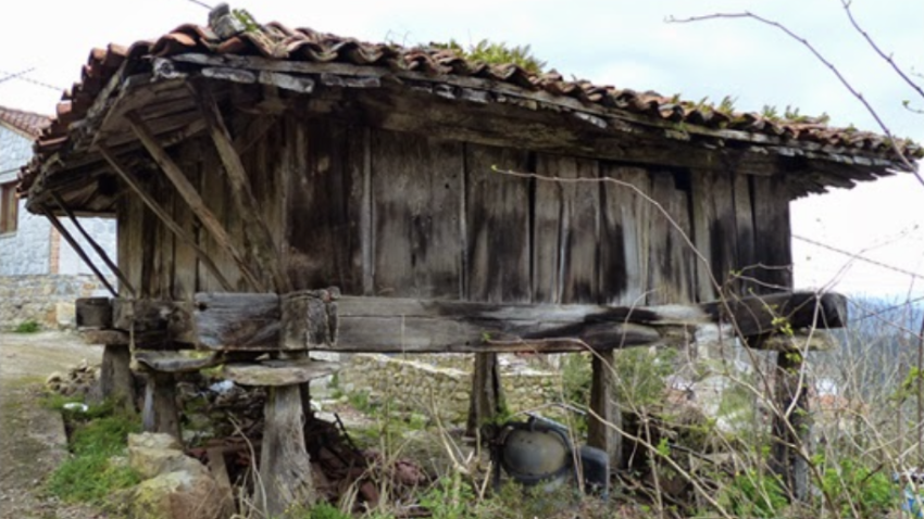 Hórreo en mal estado de conservación
