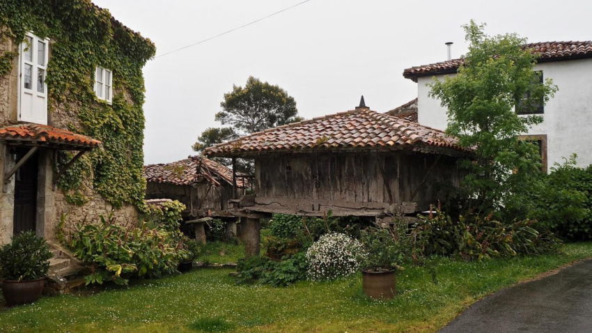 Hórreo junto a una vivienda