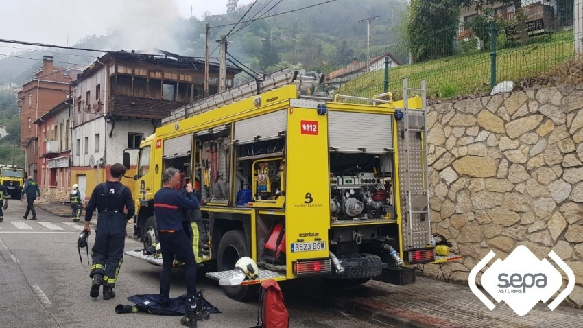 Camión de Bombeos de Asturias, en el incendio en una casa deshabitada en Caborana (Aller)