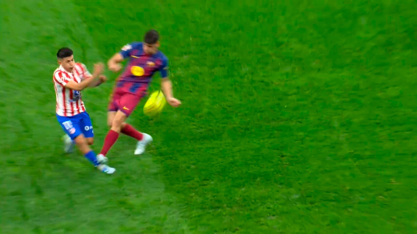 Momento de la polémica entre Almada y Gerard Martín, durante el Atlético-Barça