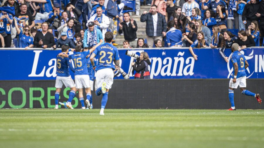 Los jugadores del Real Oviedo celebran el gol de Viñas ante el Sevilla