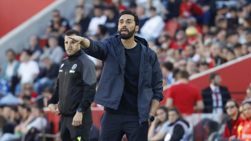 Álvaro Arbeloa da instrucciones del Real Madrid durante el partido contra el Mallorca