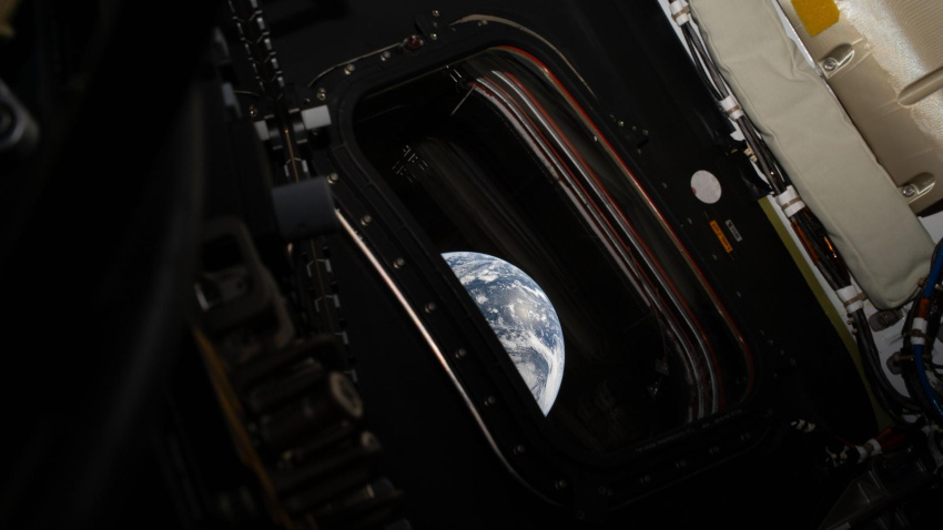 Foto de la Tierra tomada desde la nave Orión de la misión Artemis II