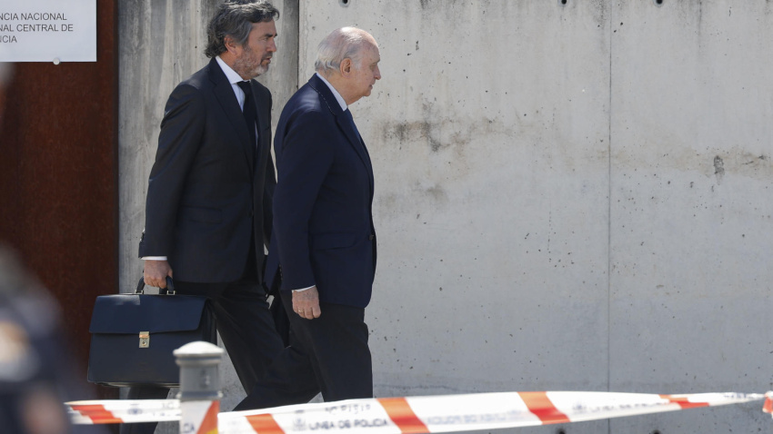 El exministro del Interior Jorge Fernández Díaz (d)