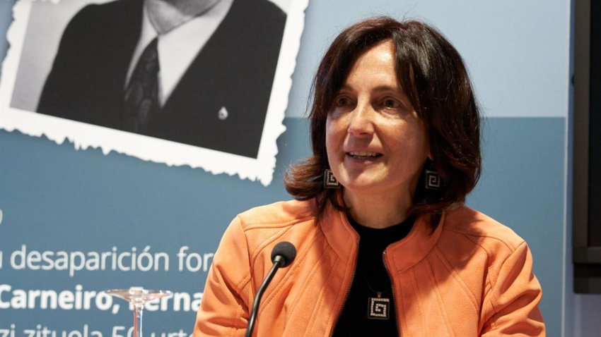 Coral García Fouz-en la imagen sobrina de una de las víctimas lee una emotiva carta, durante el acto en recuerdo de José Humberto Fouz Escobero, Jorge Juan García Carneiro y Fernando Quiroga Veiga en el 50 aniversario de su "desaparición forzada a manos de ETA"