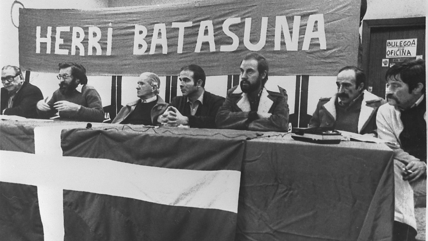 En la foto, (izq a dcha): Santiago Brouard (Pdete de Masi), Francisco Letamendía, Telesforo Monzón y Jokin Gorostidi. El sexto Txomin Ziluaga y Jon Idígoras