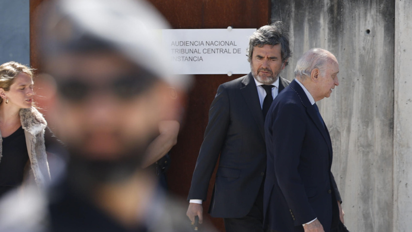 El exministro del Interior Jorge Fernández Díaz (d)