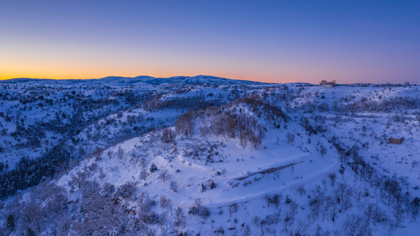 Vista aérea de la región de Els Ports al amanecer invernal tras una nevada (Morella, Castellón).