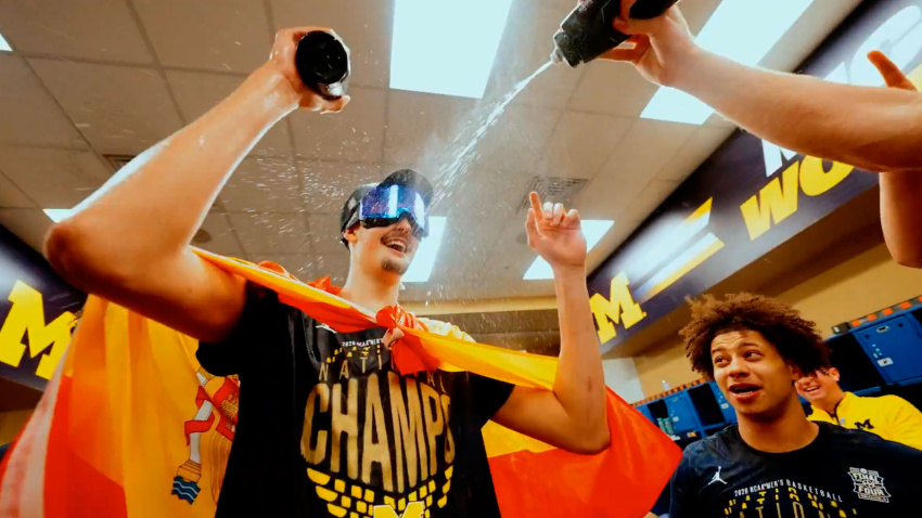 Aday Mara celebra su cumpleaños en el vestuario tras la victoria en la NCAA