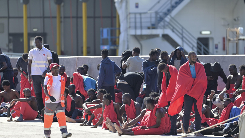 Un cayuco llega a El Hierro desde Gambia con 169 inmigrantes, siete de ellos menores