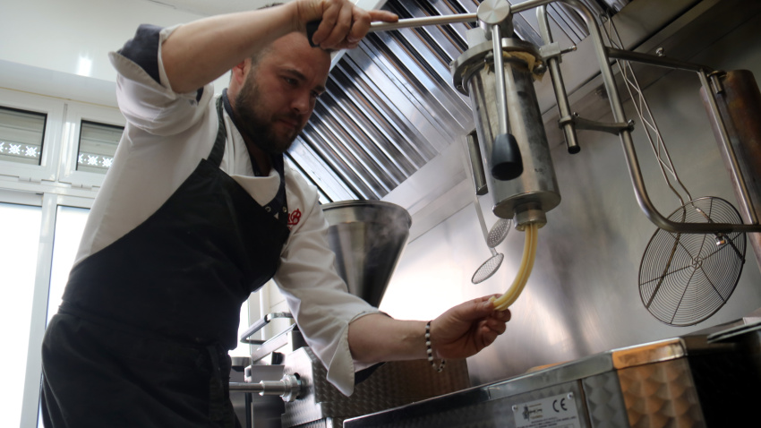 Daniel López haciendo churros en Vic