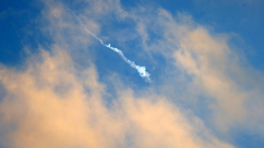 Un misil iraní en el cielo sobre la ciudad de Nablus, en Cisjordania, 7 de abril de 2026.