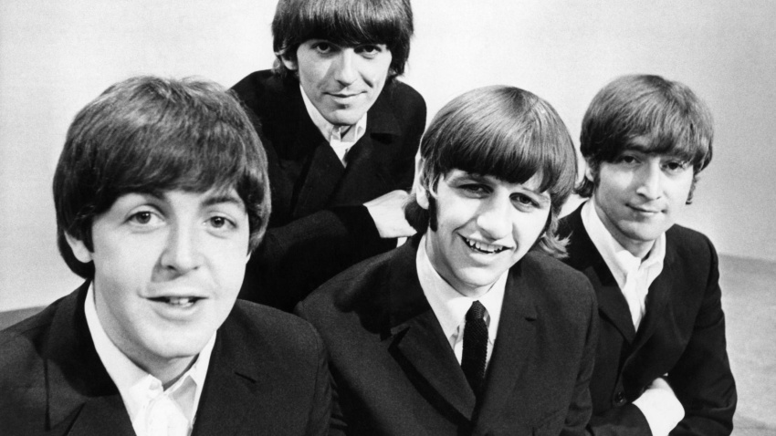 Los componentes del grupo The Beatles, Paul McCartney (bajista), George Harrison (guitarra), Ringo Starr (batería), y John Lennon (guitarra), durante un posado gráfico en los Estudiso de televisión de la BBC en Londres