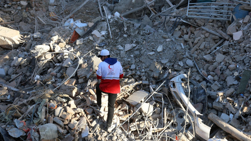 Un miembro de la Media Luna Roja iraní busca entre los escombros de la sinagoga Khorasaniha destruida en Teherán, Irán.