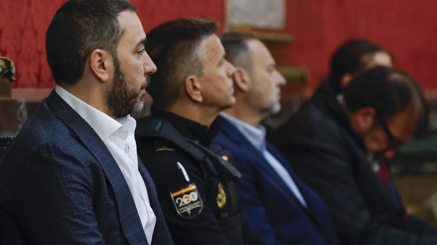 El empresario Víctor de Aldama (i) en el banquillo de los acusados este martes en el primer día del juicio contra él, contra el exminitro José Luis Ábalos y contra su exasesor Koldo García en el Tribunal Supremo por el caso de las mascarillas