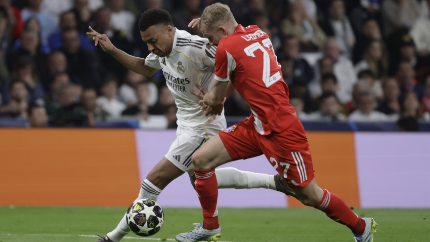Mbappé con Laimer, en el Real Madrid - Bayern
