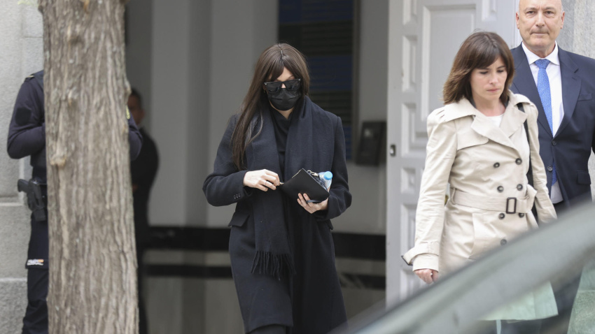 Jessica Rodríguez (izda), expareja del exministro José Luis Ábalos, sale del Tribunal Supremo donde ha comenzado el juicio contra Ábalos, su exasesor Koldo García y el empresario Víctor de Aldama por el caso de las mascarillas