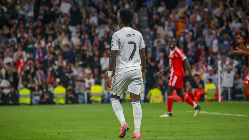 El jugador del Real Madrid, Vinicius Junior (7), lamenta una oportunidad perdida durante el partido de ida de los cuartos de final de la UEFA Champions League 2025-26 entre el Real Madrid y el Bayern de Múnich, el 7 de abril de 2026, en el estadio Santiago Bernabéu de Madrid, España.