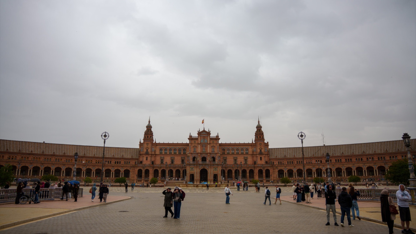 Imagen de la Plaza de España con la llegada de una nueva borrasca que trae polvo en suspensión