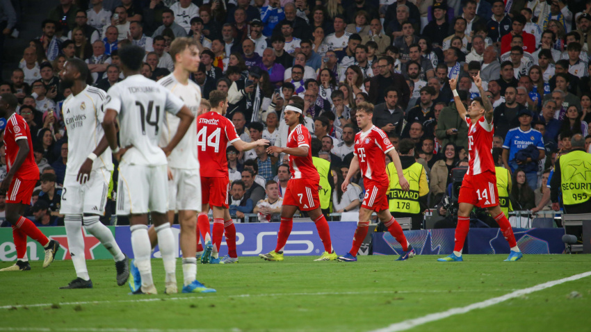 Los jugadores del Bayern de Múnich celebran el primer gol durante el partido de ida de los cuartos de final de la UEFA Champions League 2025-26 entre el Real Madrid y el Bayern de Múnich, el 7 de abril de 2026, en el estadio Santiago Bernabéu de Madrid.
