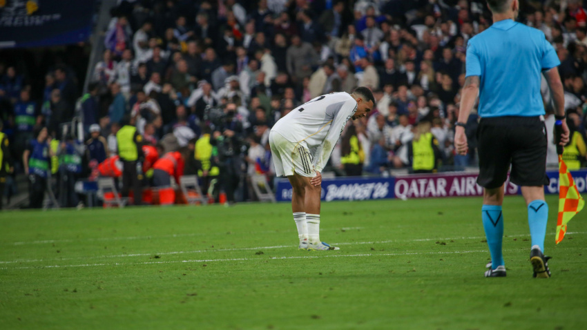 El jugador del Real Madrid, Trent Alexander-Arnold (12), exhausto tras el partido de ida de los cuartos de final de la UEFA Champions League 2025-26 entre el Real Madrid y el Bayern de Múnich, el 7 de abril de 2026, en el estadio Santiago Bernabéu de Madrid, España.