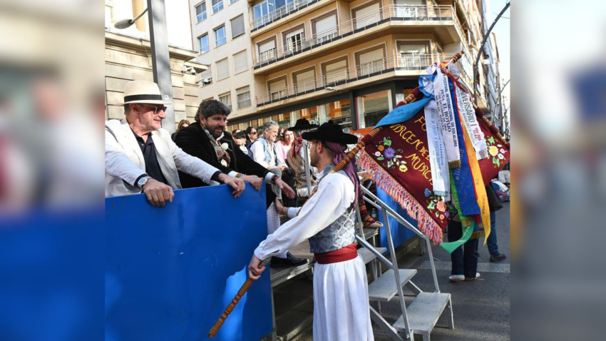 Carlos Herrera en el Bando de la Huerta junto a López Miras