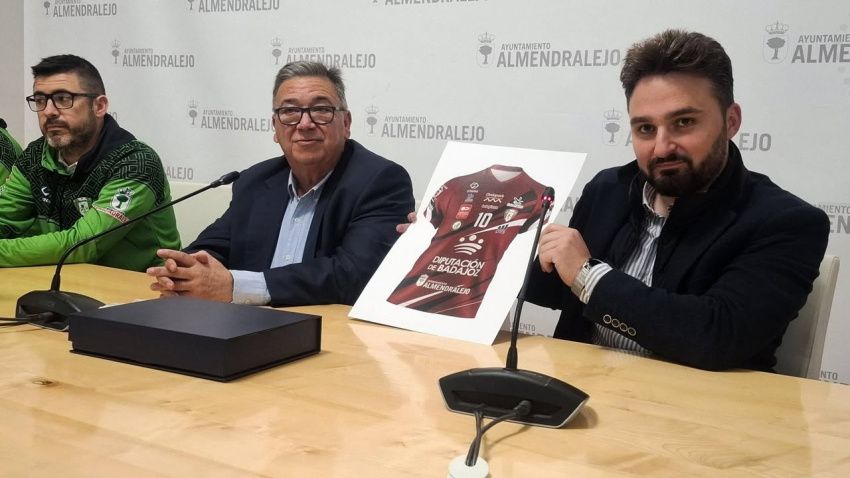 El alcalde recibe al Voleibol Almendralejo antes de disputar la fase de ...