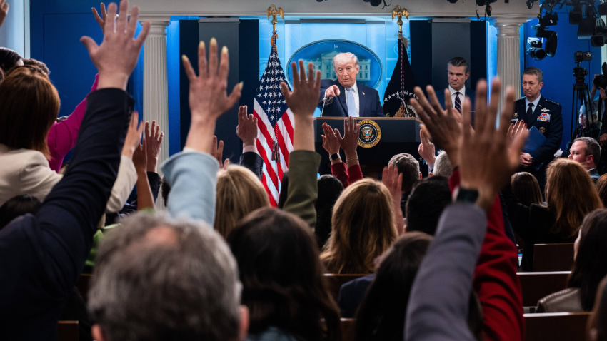 El presidente Donald J. Trump se dirige a los periodistas durante una conferencia de prensa en la Sala de Prensa James Brady de la Casa Blanca en Washington.