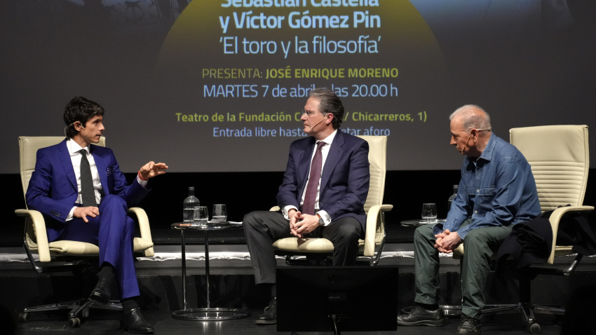 Un instante del 'Mano a mano' de Cajasol en Sevilla