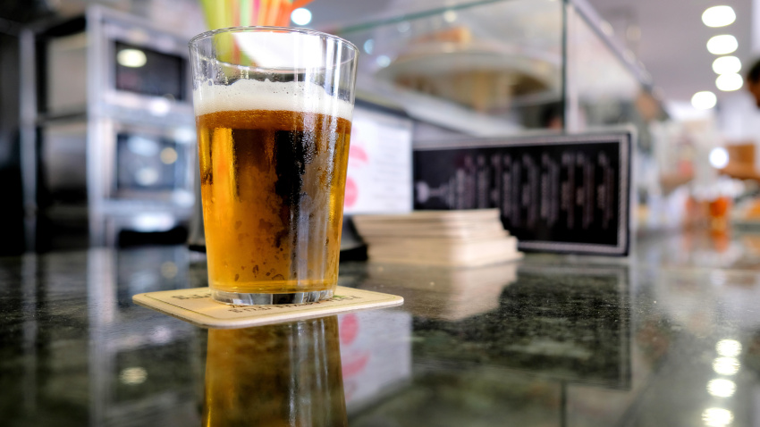 Caña de cerveza en la barra de un bar
