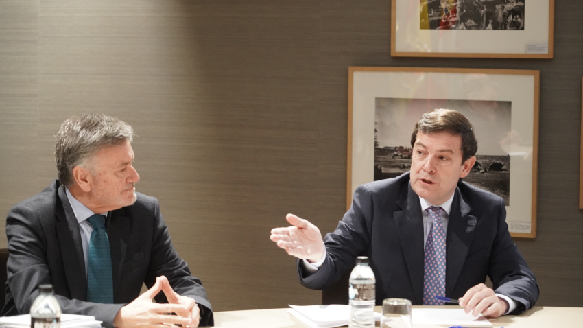 El presidente del PP de Castilla y León, Alfonso Fernández Mañueco, acompañado por miembros de su formación, se reúne con el candidato de Vox, Carlos Pollán, y otros dirigentes de este partido, tras las pasadas elecciones autonómicas.