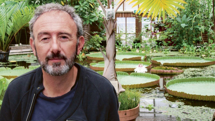 Santiago Beruete en un jardín