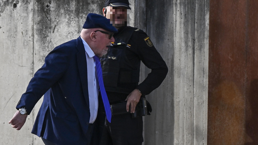 El excomisario José Manuel Villarejo llega a la sede de la Audiencia Nacional en San Fernando de Henares (Madrid) que continúa resolviendo cuestiones previas al juicio al exministro del Interior Jorge Fernández Díaz