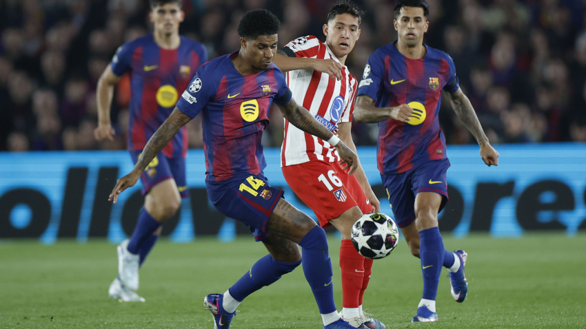 El defensa argentino del Atlético de Madrid Nahuel Molina (2d) lucha con Marcus Rashford, del FC Barcelona, durante el encuentro correspondiente a la ida de los cuartos de final de la Liga de Campeones que disputan FC Barcelona y Atlético de Madrid