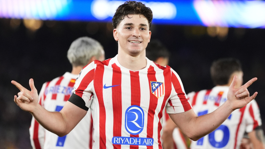El delantero del Atlético de Madrid, Julián Álvarez, tras conseguir el primer gol del equipo rojiblanco durante el encuentro correspondiente a la ida de los cuartos de final de la Liga de Campeones que disputan este miércoles FC Barcelona y Atlético de Madrid