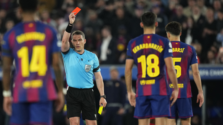 BARCELONA, 08/04/2026.- El colegiado István Kovács muestra cartulina roja al defensa del FC Barcelona Pau Cubarsí (d) durante el encuentro correspondiente a la ida de los cuartos de final de la Liga de Campeones que disputan este miércoles FC Barcelona y Atlético de Madrid en el estadio Camp Nou, en Barcelona. EFE/ Siu Wu