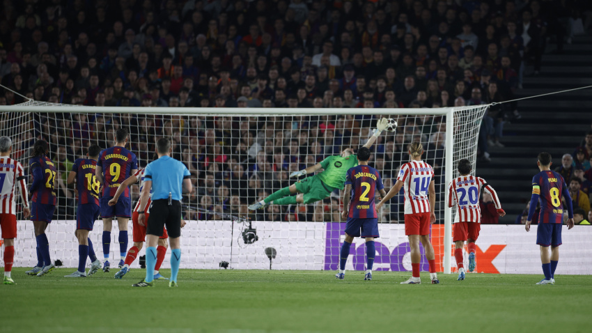 El portero del FC Barcelona Joan García (5d) encaja el primer gol de su equipo durante el encuentro correspondiente a la ida de los cuartos de final de la Liga de Campeones que disputan este miércoles FC Barcelona y Atlético de Madrid en el estadio Camp N