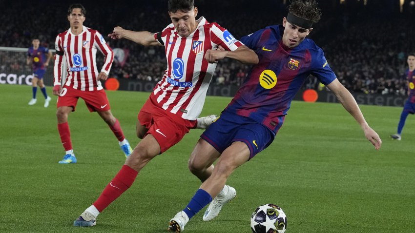 El defensa del Atlético de Madrid Nahuel Molina (i) disputa un balón con el centrocampista del FC Barcelona Fermín López (d) durante el encuentro correspondiente a la ida de los cuartos de final de la Liga de Campeones que disputan este miércoles FC Barcelona y Atlético de Madrid en el estadio Camp Nou, en Barcelona.EFE/ Enric Fontcuberta