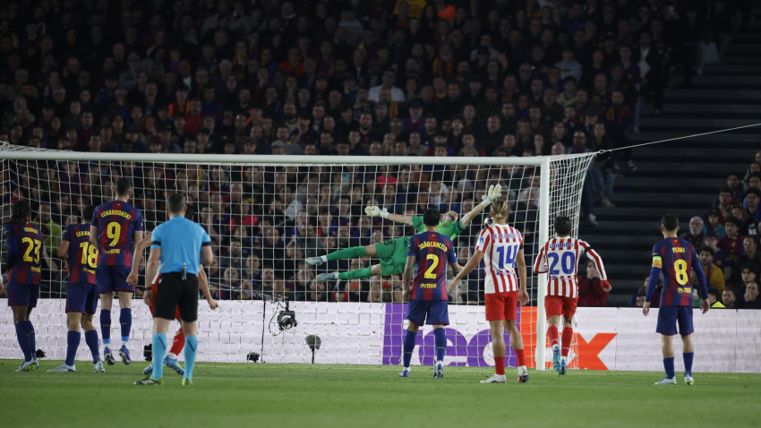 Julián Álvarez marca el 0-1 en el Barcelona - Atlético de Madrid