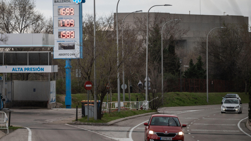 Vista de una gasolinera de bajo coste Ballenoil que muestra el precio de la gasolina.