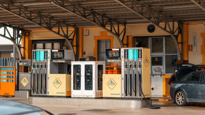 Gasolinera y postes de combustible en Barcelona