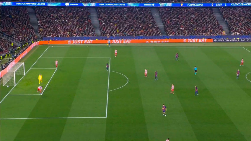 Imagen de la jugada de Pubill durante el Barcelona-Atlético