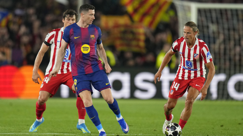 Lewandowski, ante Marcos Llorente durante el Barça-Atlético