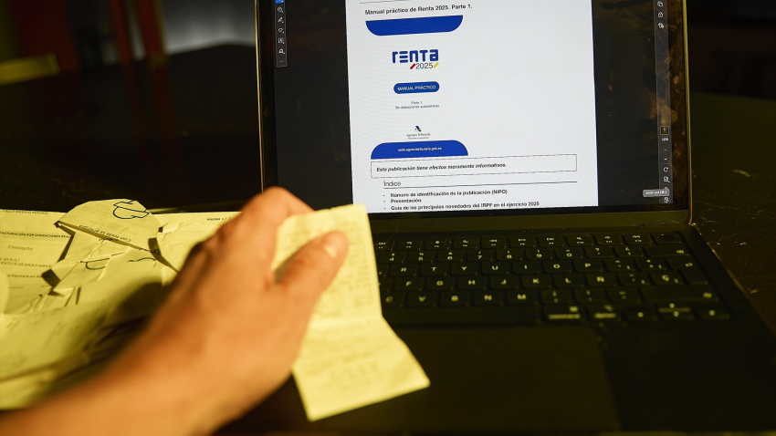 Una persona hace el borrador de su declaración de la renta en un ordenador