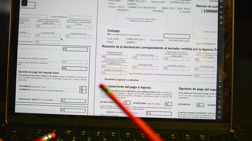 Una persona hace el borrador de su declaración de la renta en un ordenador